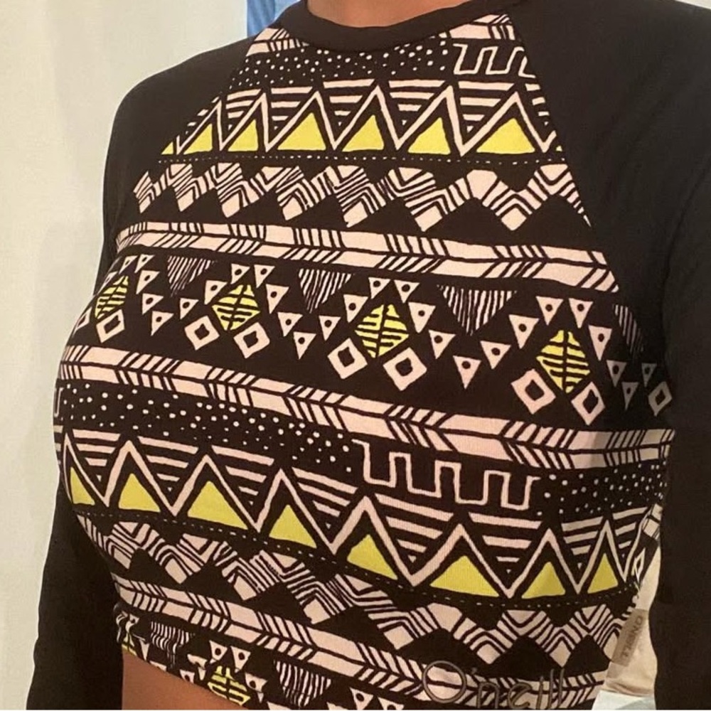 O’Neill Geometric Patterned Black and Yellow Crop Top Rash Guards